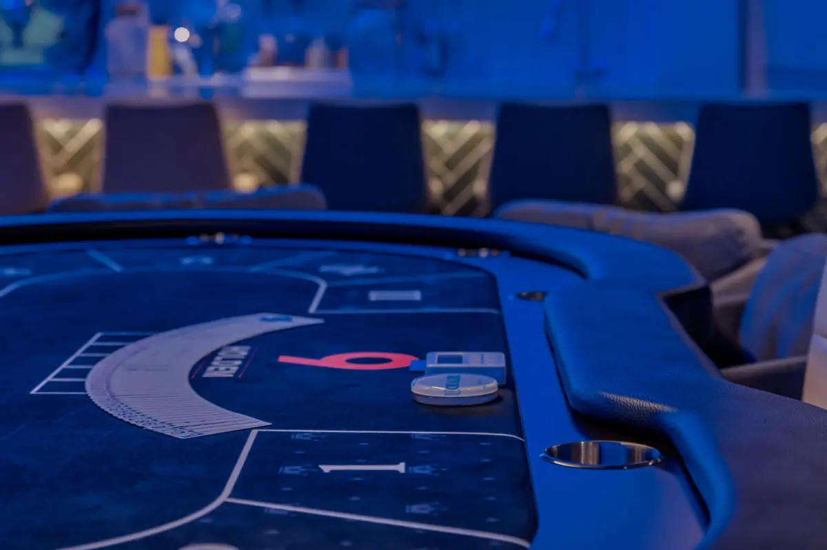 프리미엄 홀덤 테이블 디테일 인테리어